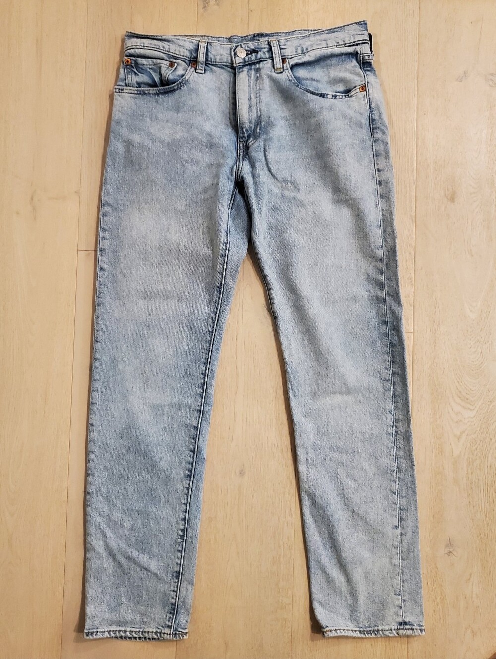 Levis- 502 Beautiful light wash, Classic -no distressing Mom Style